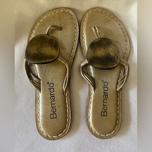 Bernardo metal embellished‎ flip flop thong sandal, leather size 6, excellent